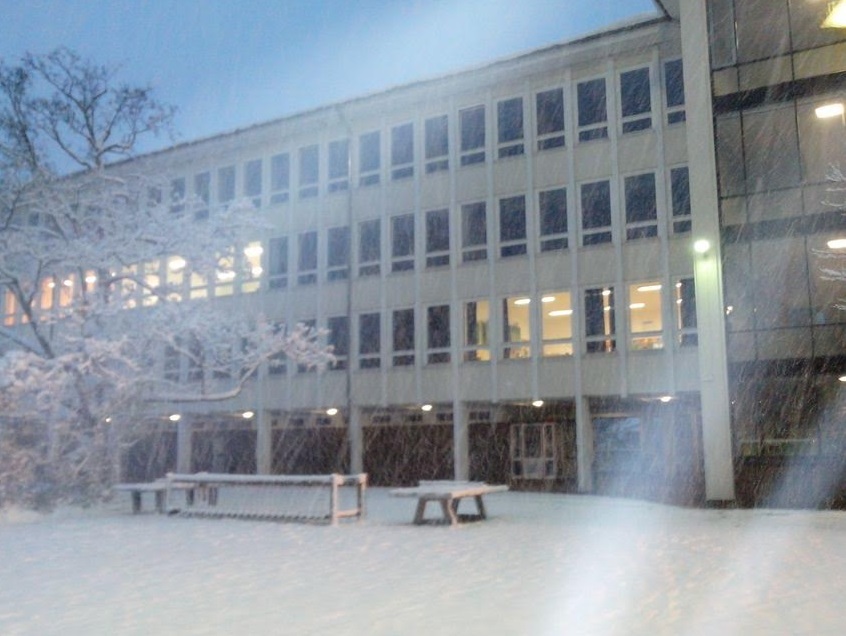 schule im schneegestoeber